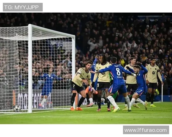 西甲激战曼联险胜那不勒斯乌龙球成比赛转折点引发全场狂欢 西甲激战曼联险胜那不勒斯乌龙球成比赛转折点引发全场狂欢