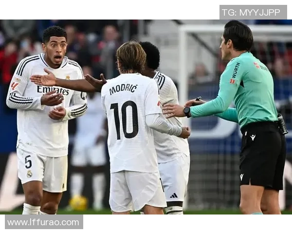 欧联杯精彩对决皇马与那不勒斯1比1平乌龙球引发争议判罚全场沸腾